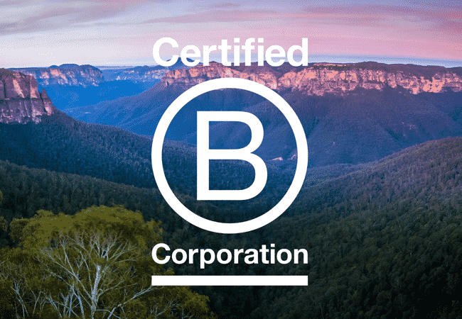Logo BCorp sur un fond de paysage de montage